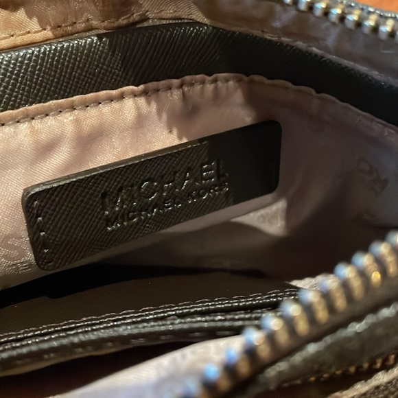 Michael Kors Wallet. Outer zipper. Card holder built inside. Small strap - Picture 4 of 4